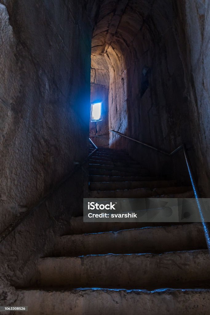 Le tunnel reliant une entrée secrète à l’entrée nord-est de la forteresse de Nimrod situé en Haute-Galilée dans le nord d’Israël à la frontière avec le Liban. - Photo de Antique libre de droits