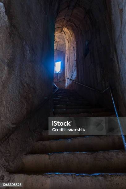 Photo libre de droit de Le Tunnel Reliant Une Entrée Secrète À Lentrée Nordest De La Forteresse De Nimrod Situé En Hautegalilée Dans Le Nord Disraël À La Frontière Avec Le Liban banque d'images et plus d'images libres de droit de Antique