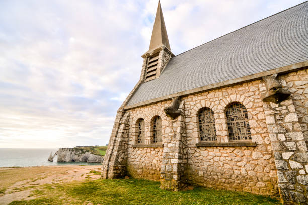 cliff of upstream etretat city normandy france europe - 7070 imagens e fotografias de stock