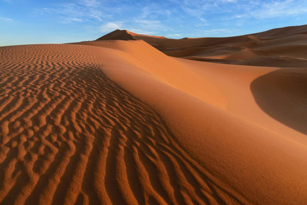 モロッコの erg chebbi の砂丘 - landscape desert wave pattern erg chebbi dunes ストックフォトと画像