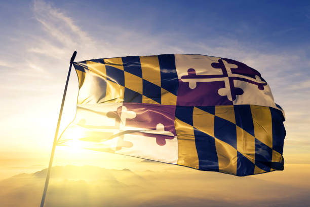 штат мэриленд соединенных штатов флаг текстильной ткани ткань размахивая на вершине туман восхода солнца туман - maryland стоковые фото и изображения