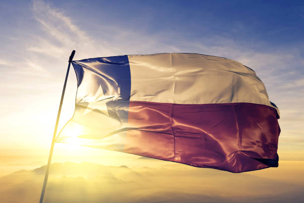 texas us-bundesstaates flagge textil tuchgewebe winken auf der oberen sonnenaufgang nebel nebel - texas state flag stock-fotos und bilder