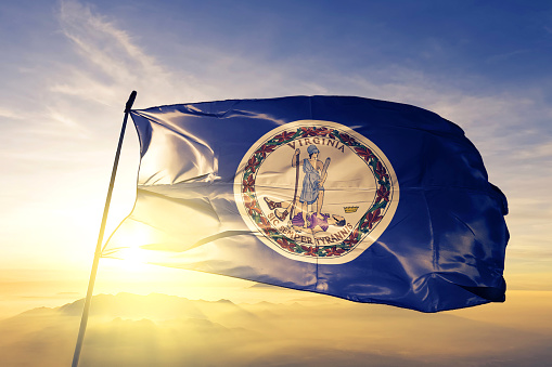 Virginia estado de Estados Unidos textiles tela tela de la bandera ondeando en la niebla de la niebla de amanecer superior photo