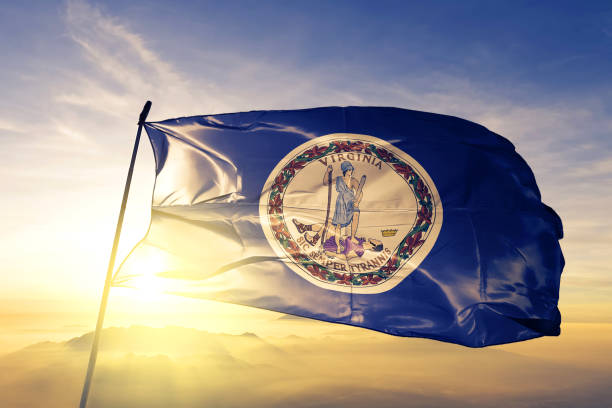 美國維吉尼亞州國旗紡織布面料在日出薄霧頂部揮舞 - 維珍尼亞州 個照片及圖片檔