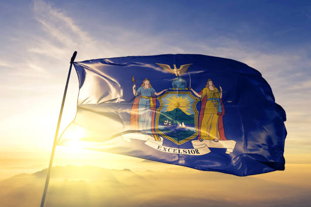 lo stato di new york degli stati uniti bandiera tessuto tessile tessuto sventolando sulla nebbia dell'alba superiore - new york state immagine foto e immagini stock