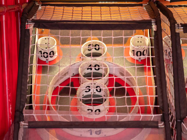 zone de score de skee ball jeu derrière un filet avec des valeurs de 10 à 100 - skee ball photos et images de collection