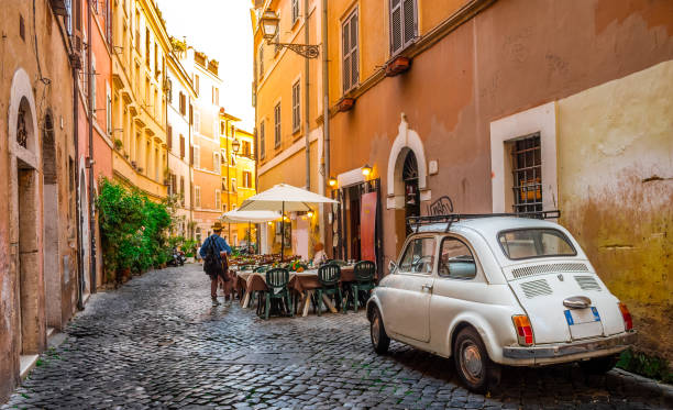 gemütliche straße in trastevere, rom, italien, europa. - rom italien stock-fotos und bilder