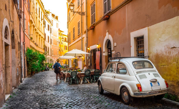 уютная улица в трастевере, рим, италия, европа. - roma стоковые фото и изображения