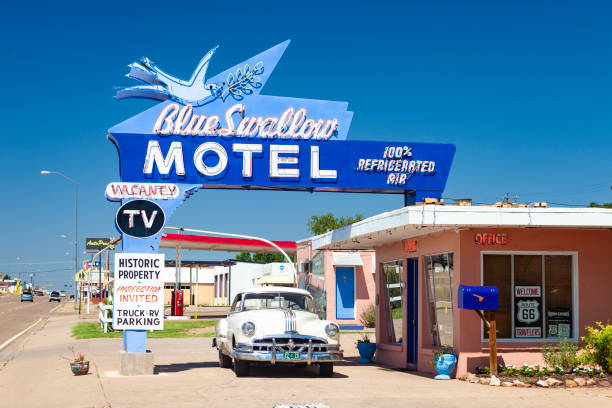 뉴 멕시코에서 블루 삼키기 모텔 - route 66 sign hotel retro revival 뉴스 사진 이미지