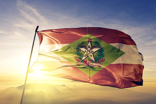 Santa Catarina estado de Brasil textil tela tela de la bandera ondeando en la niebla de la niebla de amanecer superior photo