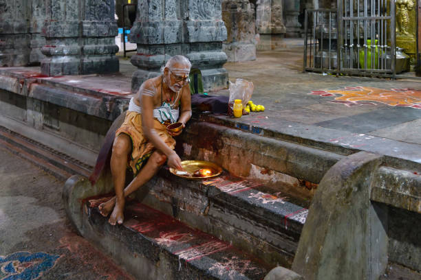 Brahmin in Ekambareswarar Temple, India Kanchipuram, India - August 19, 2018: A brahmin sitted on steps perform an hindu ritual inside the Ekambareswarar temple in Tamil Nadu state caste system stock pictures, royalty-free photos & images