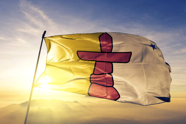 加拿大努納武特省國旗紡織布面料在日出薄霧頂部揮舞 - 努勒維特地區 個照片及圖片檔