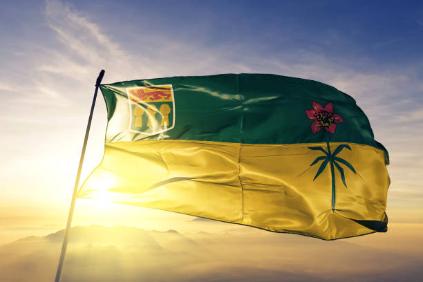 saskatchewan provincia de canadá textil tela tela de la bandera ondeando en la niebla de la niebla de amanecer superior - saskatchewan fotografías e imágenes de stock