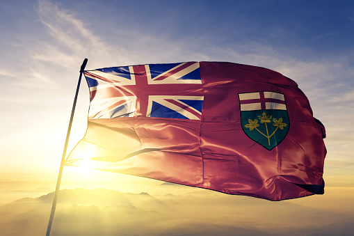 Ontario provincia de Canadá textil tela tela de la bandera ondeando en la niebla de la niebla de amanecer superior photo