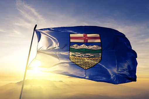 Alberta provincia de Canadá textil tela tela de la bandera ondeando en la niebla de la niebla de amanecer superior photo
