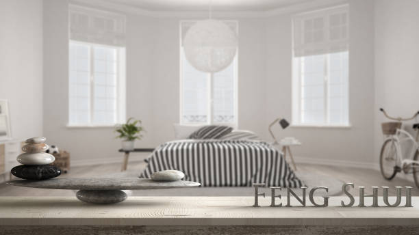 prateleira de madeira mesa vintage com pedra de equilíbrio e letras 3d, tornando o palavra feng shui moderno quarto com cama de casal listrada, design de interiores de conceito zen - pebble bed - fotografias e filmes do acervo