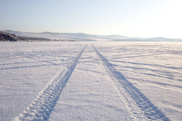 imprint of a truck tire in snow on lake baikal - lake baikal lake landscape winter imagens e fotografias de stock