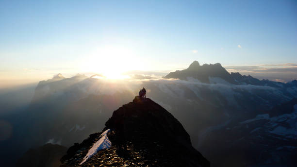 trepadores de la montaña en una cresta rocosa en sunrise subir eiger montaña en los alpes suizos - eiger switzerland mountain sport fotografías e imágenes de stock