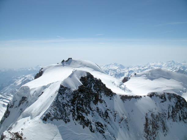 superbe vue du paysage de montagne et cabane sur signalkuppe dans les alpes suisses, près de zermatt - crevasse glacier snow european alps photos et images de collection