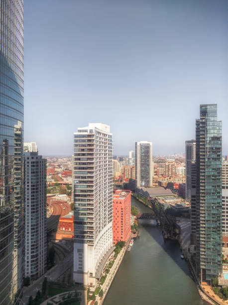 rama norte del río chicago. perspectiva aérea del punto del lobo. chicago, estados unidos. paisaje urbano. - kinzie street railroad bridge fotografías e imágenes de stock