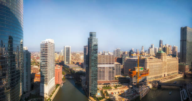punto del lobo en el río de chicago con una perspectiva norte. chicago, illinois, usa. - kinzie street railroad bridge fotografías e imágenes de stock