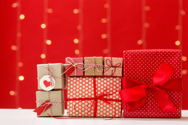 cajas de regalo de navidad - heart shape christmas defocused multi colored fotografías e imágenes de stock