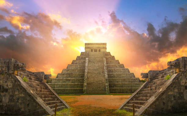 messico, chichen itzá, yucatán. piramide maya di kukulcan el castillo al tramonto - tzompantli foto e immagini stock