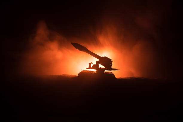 lancement de la fusée avec des nuages de feu. scène de bataille avec fusées missiles d’ogives destinées à ciel sombre la nuit. véhicule de fusée sur fond de guerre - anti missile defense photos et images de collection