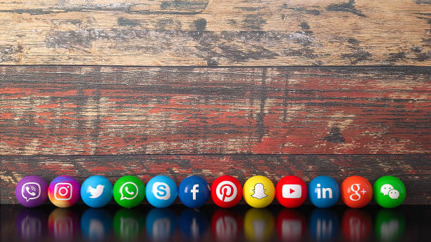 ソーシャル メディア サービス ・木製机の上のアイコン - linkedin myspace internet facebook ストックフォトと画像