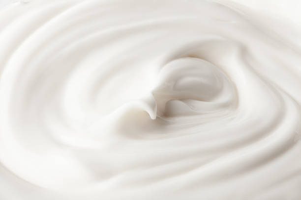 crema agria en vidrio, mayonesa, yogur, aislado en fondo blanco, trazado de recorte, profundidad de campo - tart dessert plate white fotografías e imágenes de stock