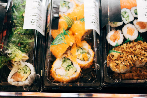 voorverpakte sushi voor winkel - gezond en dure, luxegoederen - paling nederland stockfoto's en -beelden