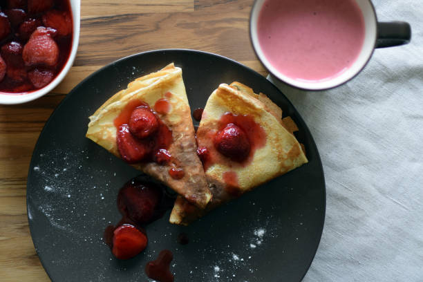 domowe naleśniki z twarogiem i truskawkami na talerzu. drewniane tło. - curd cheese food and drink spoon food zdjęcia i obrazy z banku zdjęć