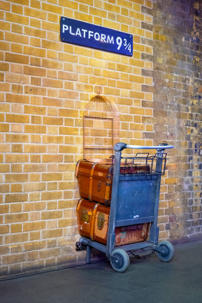 gleis 9 3/4 am kings cross station in london, großbritannien - harry potter kunstwerkname stock-fotos und bilder