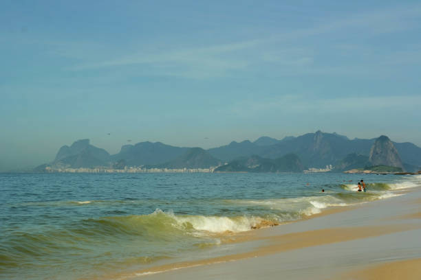 Praia de Camboinhas, one of Niterói's oceanic beaches, attracts not only locals, but many locals who flee from the tumultuous and sometimes polluted beaches of the capital. Photo taken in the summer of 2016.