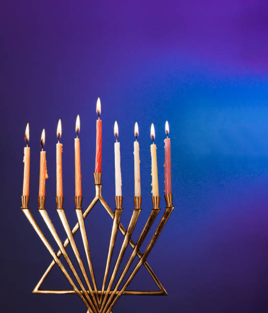 lit de hanukkah velas no candelabro em fundo azul - gold bright brightly lit light - fotografias e filmes do acervo