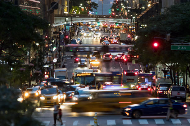 rua 42 está lotada com as luzes de noite agitada de crosstown tráfego através de manhattan em nova york - new york city usa traffic street - fotografias e filmes do acervo