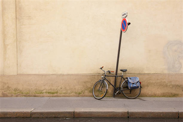 fahrrad gegen eine wand in paris. - paris straße stock-fotos und bilder