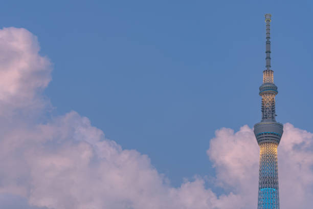 東京スカイツリー、青い空を背景に日本で最も高い塔。 - sky tree audio ストックフォトと画像