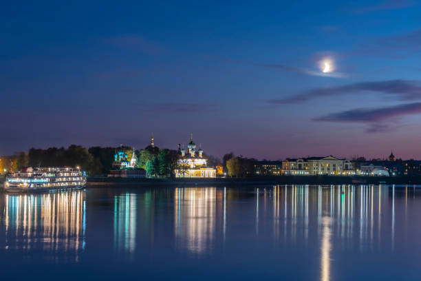 vista pittoresca di uglich dal fiume volga. anello d'oro della russia. vista notturna. - uglich foto e immagini stock