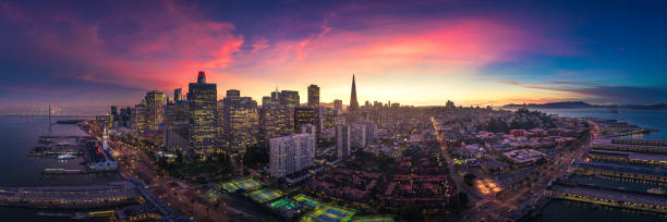 panoramische luftaufnahme des san francisco skyline bei sonnenuntergang - bay bridge bridge california dawn stock-fotos und bilder