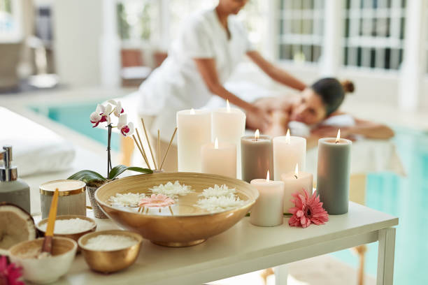 il relax inizia ora - aromatherapist foto e immagini stock