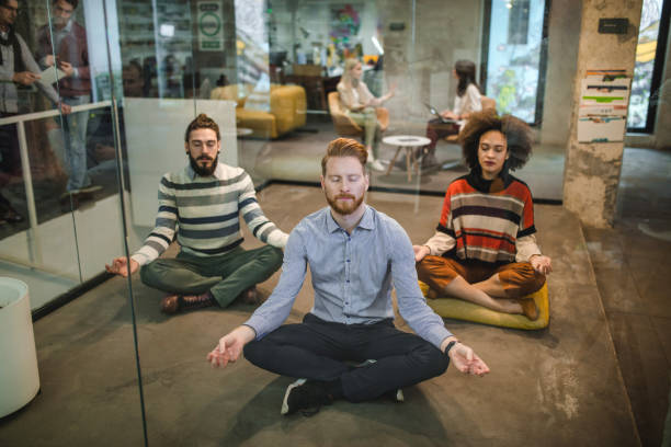若い起業家のオフィスでヨガを行使を緩和しました。 - zen like meditating yoga business ストックフォトと画像