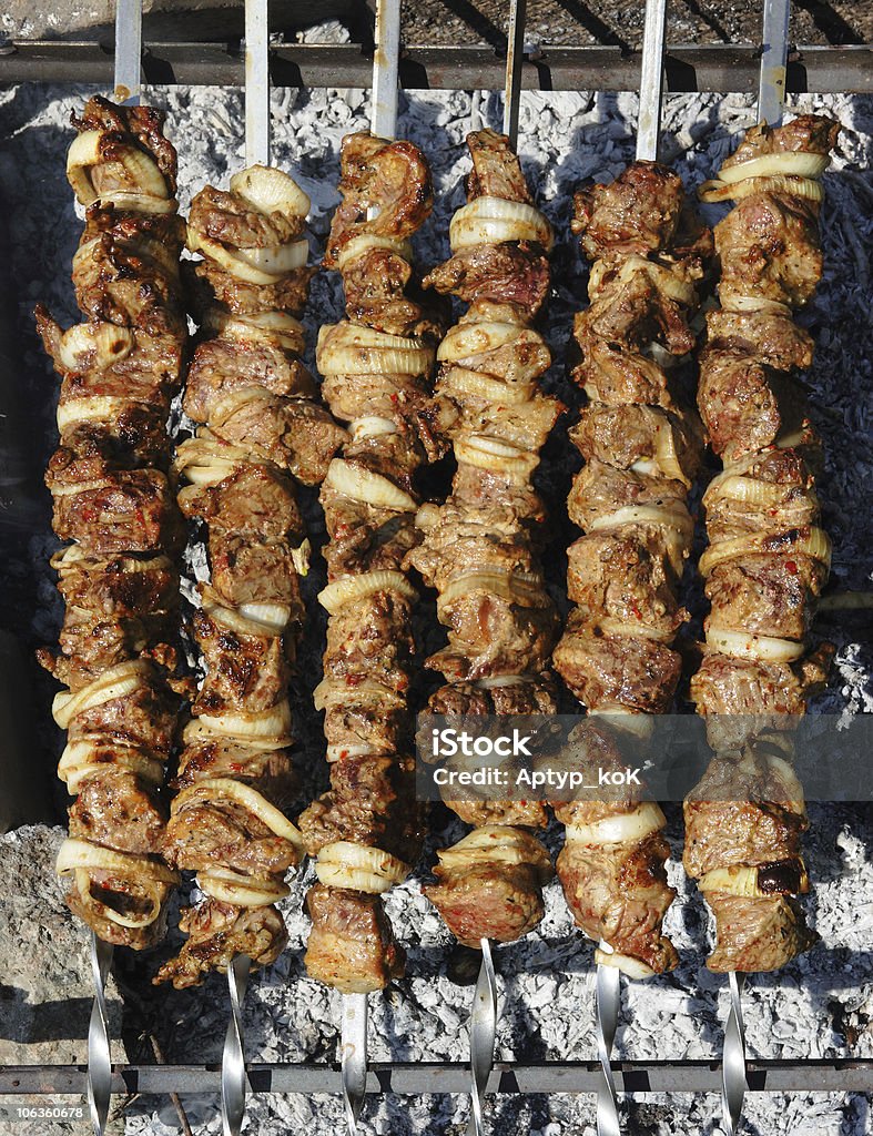 Preparati shish kebab sul Fuoco di accampamento - Foto stock royalty-free di Alimentazione sana
