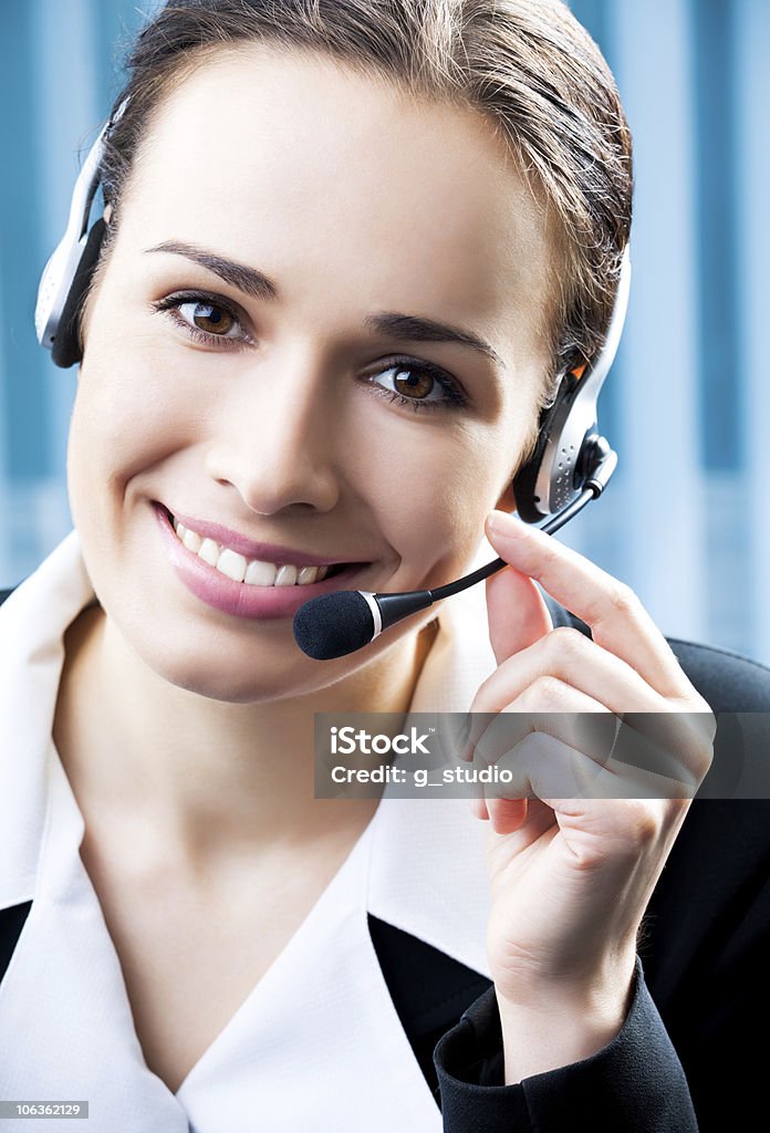 Soporte teléfono operador con auriculares en lugar de trabajo - Foto de stock de Adulto libre de derechos