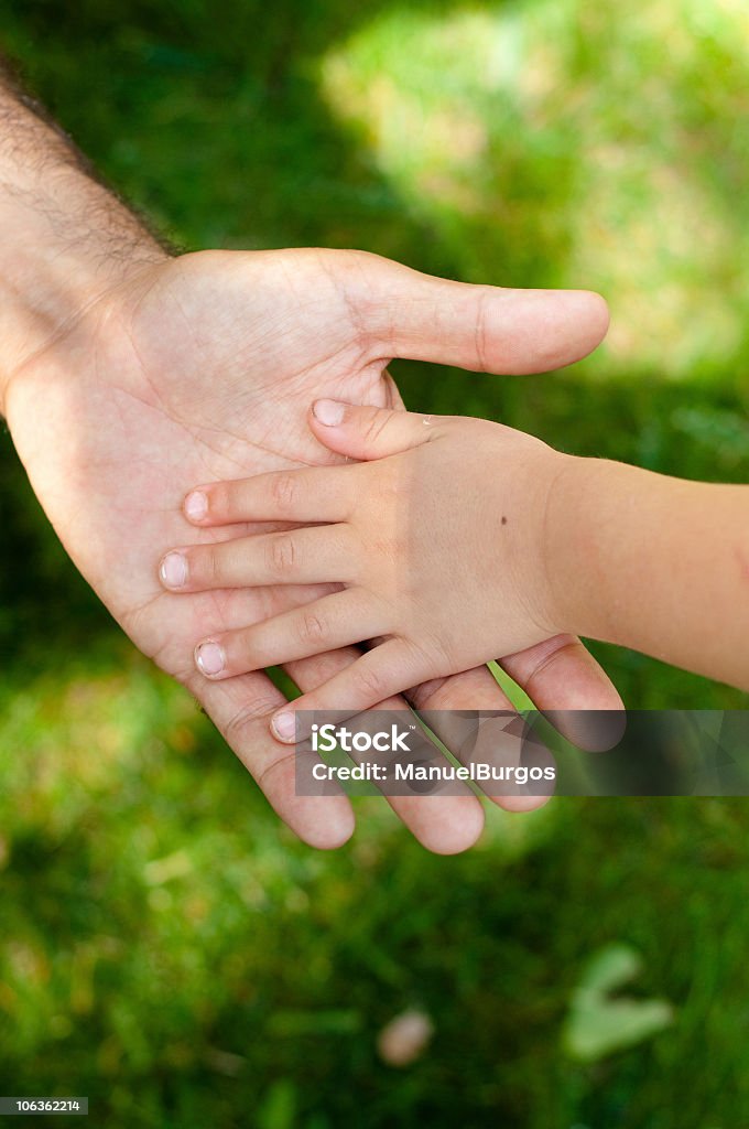 Padre e hijo manos - Foto de stock de Adopción libre de derechos