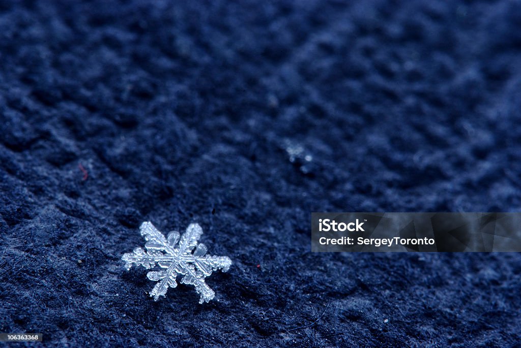 Fiocco di neve su nero bacground, macro girato - Foto stock royalty-free di Natale