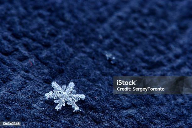 Fiocco Di Neve Su Nero Bacground Macro Girato - Fotografie stock e altre immagini di Natale - Natale, Bianco, Blu