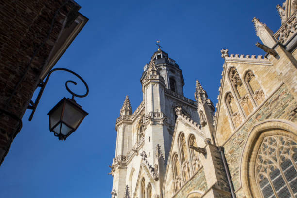 A carillon consists of at least 23 cast bronze, cup-shaped bells. This is the heaviest musical instruments.