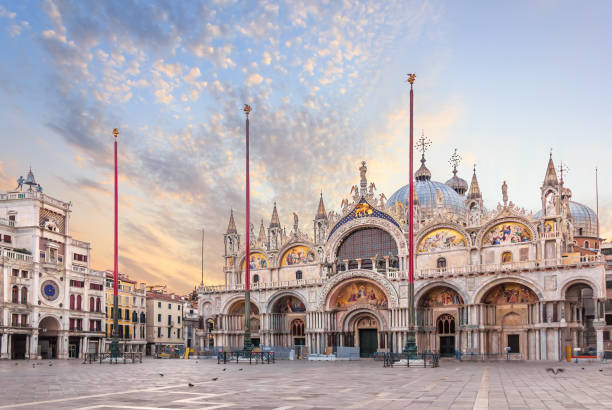 basilika san marco und der clocktower in piazza san marco, morgendliche aussicht - basilika stock-fotos und bilder