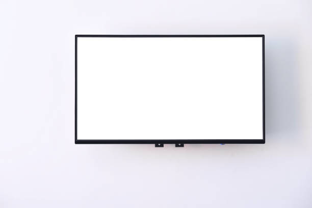pantalla ancha blanco colgante digital tv sobre fondo de pared blanca - digital viewfinder fotografías e imágenes de stock